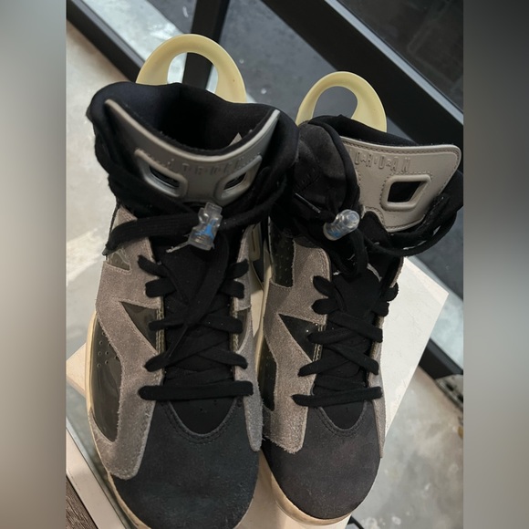 Women Jordan 6 Shoes - Picture 3 of 5